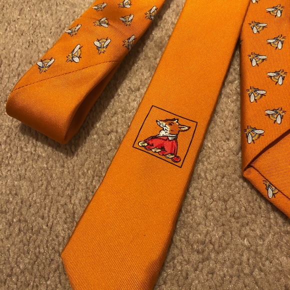 Beautiful Thomas pink tie in orange with bee motif - Picture 3 of 4